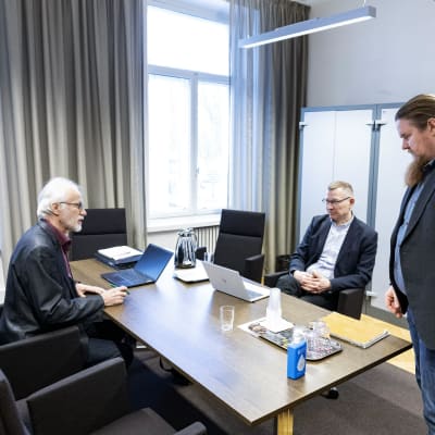 Leo Suomaa, Juha Mutru ja Ismo Kokko valtakunnansovittelijan toimistossa.