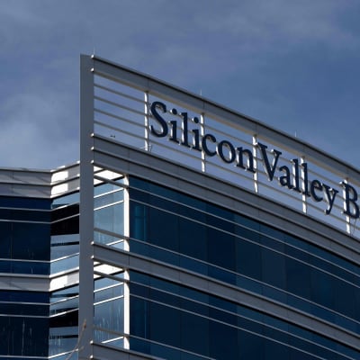 Silicon Valley Bankin logo rakennuksen ulkosivussa. Taivas on sininen.