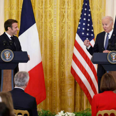 Emmanuel Macron ja Joe Biden tiedotustilaisuudessa.