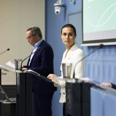 Statsminister Sanna Marin (SDP), finansminister Annika Saarikko (C) och näringsminister Mika Lintilä (C) under en presskonferens.