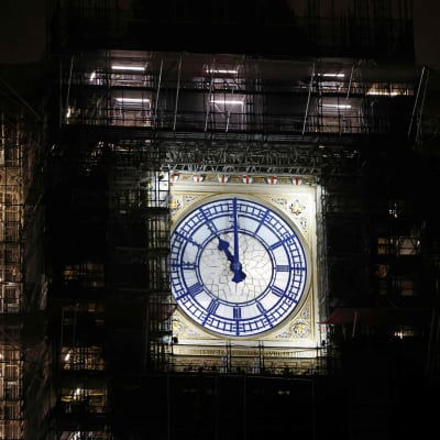 Visarna på klockan Big Ben visar på elva.