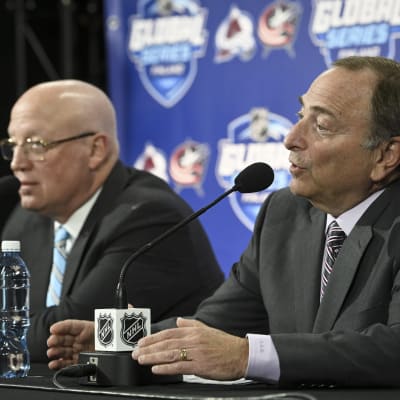 NHL:n varakomissaari Bill Daly ja komissaari Gary Bettman Tampereella lehdistötilaisuudessa 5.11.2022.