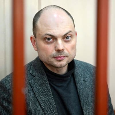 Vladimir Kara-Murza bakom galler i rättegångssalen i Moskva i oktober 2022. 