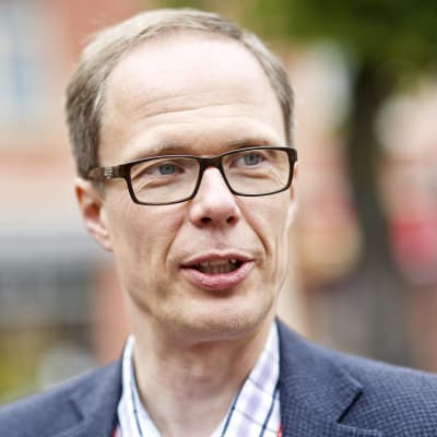 Juha Koponen ser mot kamera. Bakgrunden är suddig.