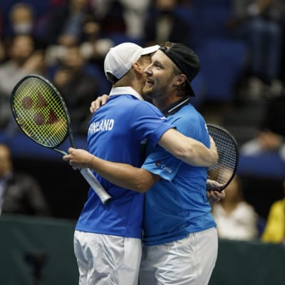 Henri Kontinen ja Harri Heliövaara tuulettivat voittoa.