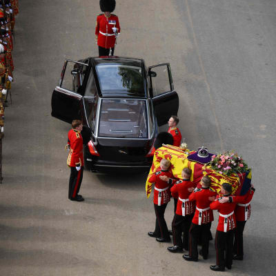 Kuningatar Elisabetin arkkua nostetaan ruumisautoon.