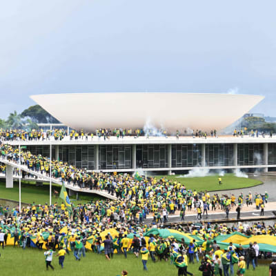 Brasilian entisen presidentin Jair Bolsonaron kannattajat tunkeutuivat Brasilian pääkaupungissa hallintorakennuksen alueelle.