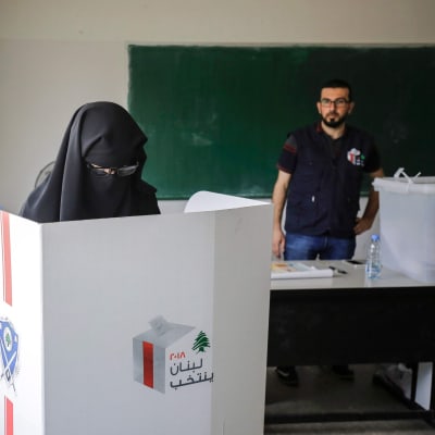 Kvinnor röstar i parlamentsvalet i Libanon