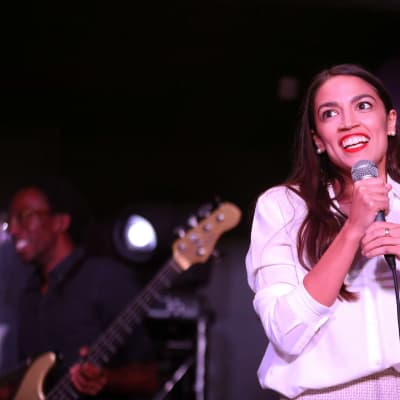 Alexandria Ocasio-Cortez på segerfest efter mellanårsvalet 2018.