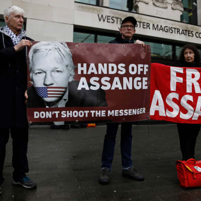 Demonstration för Julian Assange i London 19.2.2020. Plakat där det står Släpp Assange", "Rör inte Assange", "Skjut inte budbäraren"