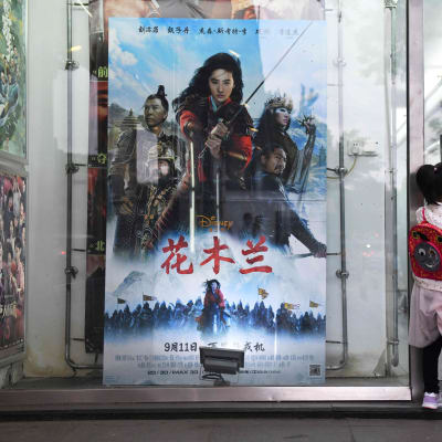 Plansch med reklam för Disney-filmen Mulan i Peking 11.9.2020. Har stött på kritik för att filmats i Xinjiang där KIna förtrycker uigurerna.