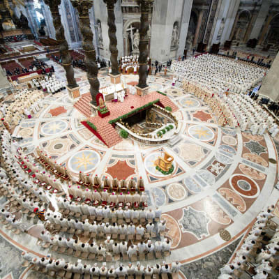 Pääsiäisen vietto alkoi Vatikaanissa perinteisin menoin