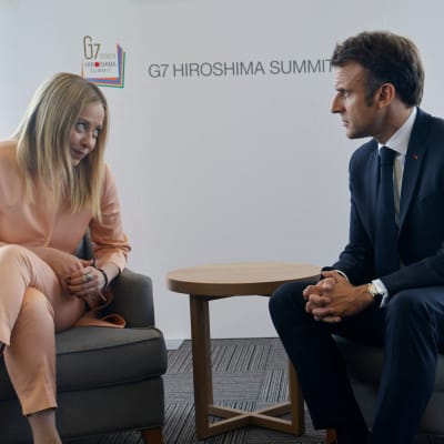 Frankrikes president Emmanuel Macron och Italiens premiärminister Giorgia Meloni pratar med varandra.
