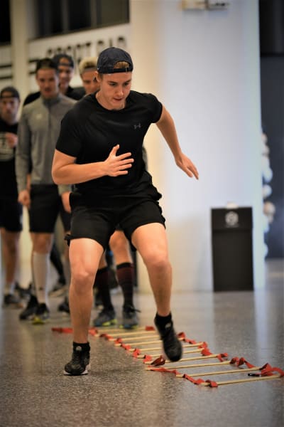 Ishockeyspelaren Emil Hemming tränar snabbhet.