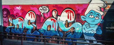 Graffiteos, teksti Deos, smurffi, puhekupla: Oliko lupaa