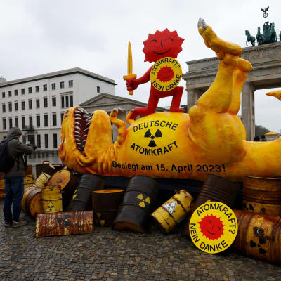 En dinosaurie symboliserar att kärnkraften i Tyskland försvinner