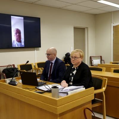 Asianajaja Riitta Leppiniemi Kanta-Hämeen käräjäoikeussa jossa alkoi Markku Ritaluoman Sunny Car Center -rikosvyyhdestä saamia talousrikossyytteiden käsittely Hämeenlinnassa 3. lokakuuta 2023. Ritaluoma itse osallistui istuntoihin etäyhteyden välityksellä. 