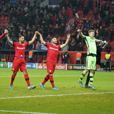 Leverkusens spelare jublar efter segern över Atlético Madrid.