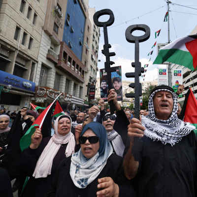 Palestinska demonstranter håller upp symboliska nycklar under en demonstration på Västbanken den 15 maj 2024.