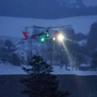 Helikopter som spanar efter saknade personer i Gjerdrum i Norge 