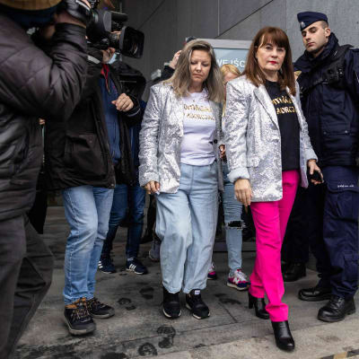 Polska aktivisten Justyna Wydrrzynska utanför domstolen.