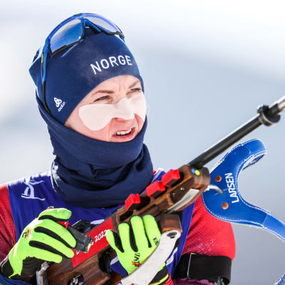 Marte Olsbu Røiseland laddar för ett skott.