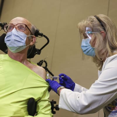 Vaccinationerna har kommit i gång också i Colorado. Här får 85-årige Mark Maloney en första spruta av Pfizer-Biontechs vaccin mot covid-19.