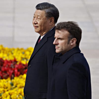 Kinas president Xi Jinping och Frankrikes president Emmanuel Macron står bredvid varandra.