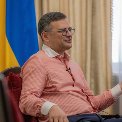 Ukrainas utrikesminister Dmytro Kuleba talar med en journalist.