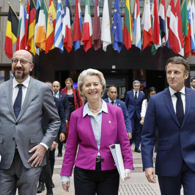 Charles Michel, Ursula von der Leyen och Emmanuel Macron under EU-toppmötet i Bryssel.