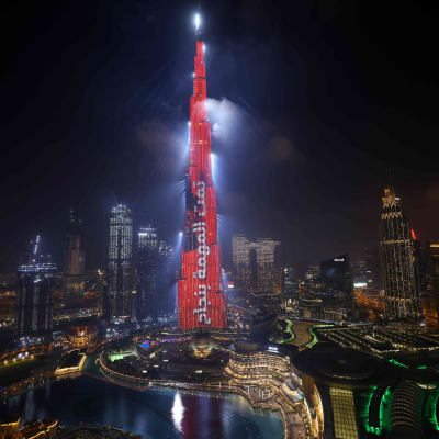Burj Khalifa-tornet i Dubai lyses upp i rött och med texten "uppdraget slutfört" skriven på arabiska den 9 februari 2021 då sonden Amal lade sig i omloppsbana runt Mars.