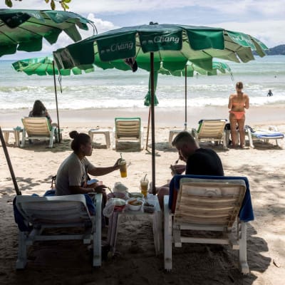 Turister avnjuter mat och dryck i Phuket, Thailand inom ramen för ett program avsett för personer som är fullt vaccinerade