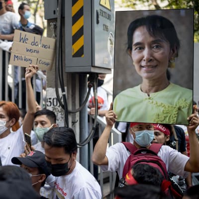 En demonstrant håller en bild av den fängslade civila ledaren Aung San Suu Kyi under en demonstration utanför Myanmars ambassad i Bangkok.