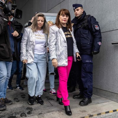Polska aktivisten Justyna Wydrrzynska utanför domstolen.
