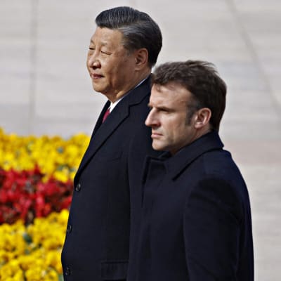 Kinas president Xi Jinping och Frankrikes president Emmanuel Macron står bredvid varandra.