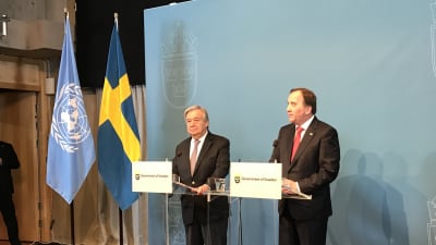 Sveriges statsminister Stefan Löfven och FN:s generalsekreterare Antonio Guterres framför talarstolar.