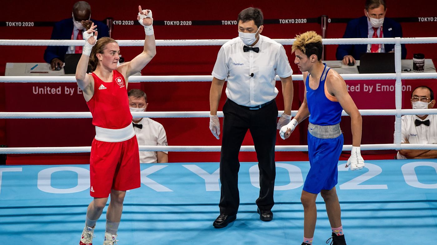 Kelly Harrington celebra la sua vittoria su Imane Khelifu.