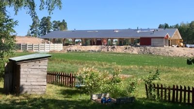 Den nya ladugården håller på att byggas.