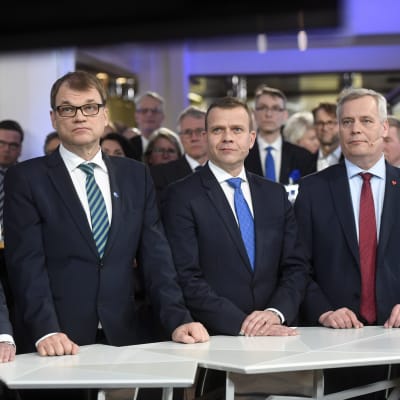 Timo Soini, Juha Sipilä, Petteri Orpo och Antti Rinne följer med valresultatet i kommunalvalet 2017.