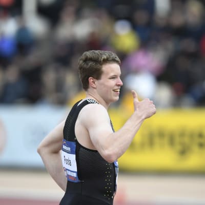Samuel Purola visar tummen upp, PNG 2017.