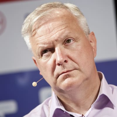 Näringsminister Olli Rehn (C) vid Suomi Areena i Björneborg den 17 juli 2015.