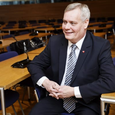 Antti Rinne vid riksdagsgruppens möte den 4 december 2015.