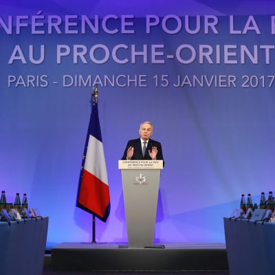 Frankrikes utrikesminister Jean-Marc Ayrault talar vid öppningen av fredskonferensen i Paris 15.1.2017