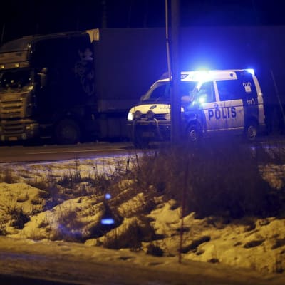 Polisen har spärrat av riksväg 12 i Sastamala där dödsolyckan inträffade.