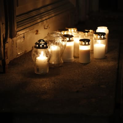 Gravljus utanför Tyrvis kyrka i Sastamala där det ordnats minnesgudstjänst för två omkomna 17-åringar.