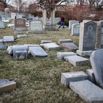 Vandaliserade gravstenar på den judiska begravningsplatsen Mount Carmel i Philadelphia 26.2.2017