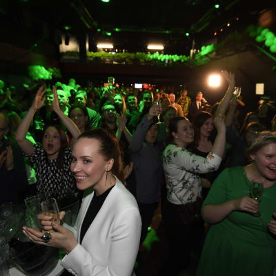 Glada människor jublar och applåderar på De grönas valvaka i Helsingfors. Partiet gör rekordval i hela landet i kommunalvalet 2017.