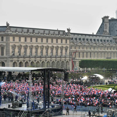 Folk samlades vid Louvren efter presidentvalet  i Frankrike.