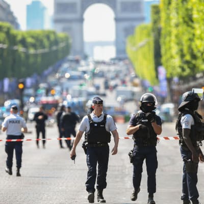 Polisen under en operation på Champs-Élysées i Paris.