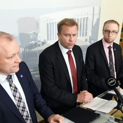 Kalle Jokinen, Antti Kaikkonen och Simon Elo presenterade det nya förslaget till alkohollagen. 
